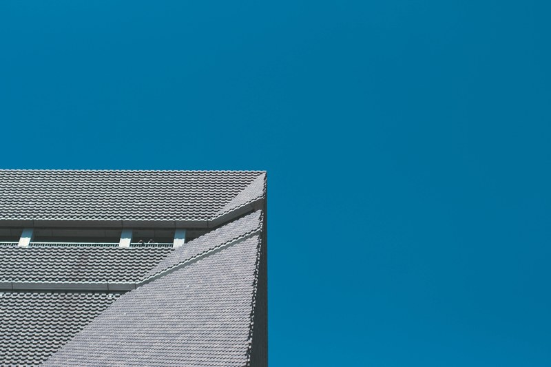 the top edge of the building of the tate modern gallery with gray brick latticework, a corner of the tate modern 4k