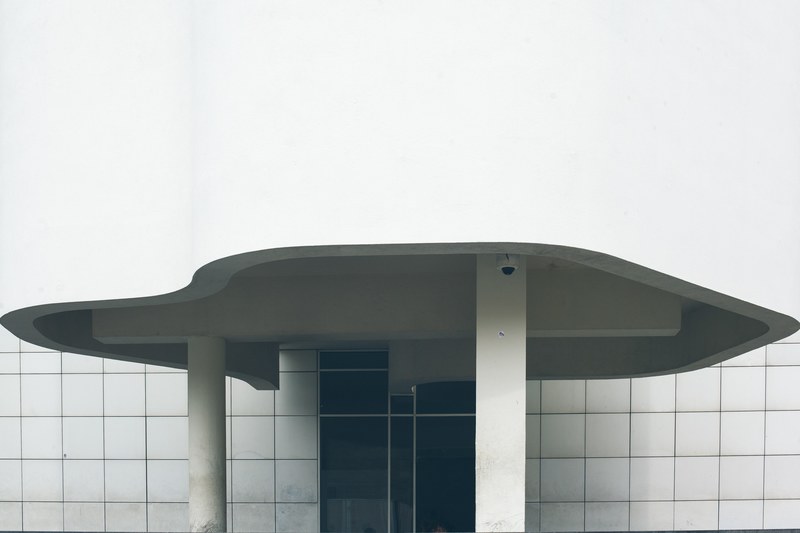 a small white concrete roof at the entrance to an office building, concrete roof 4k