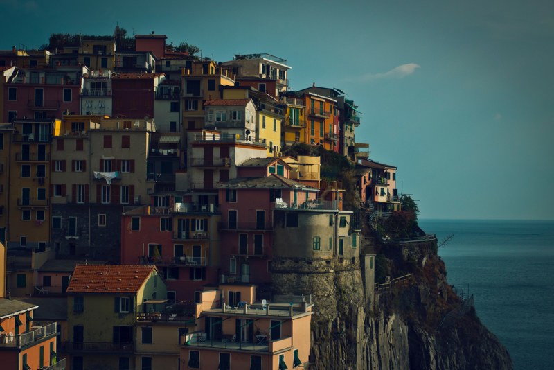 view of a cliff side village and the sea, _cliff side village sea 4k