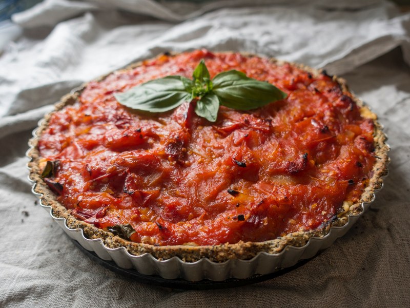 a tart with tomato sauce and basil on top, savory tart 4k