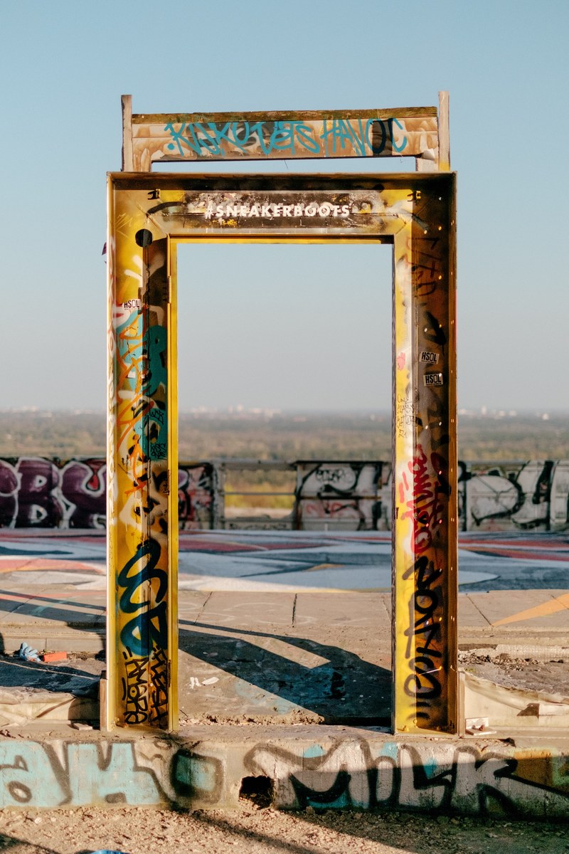 door frame at the teufelsberg in berlin 4k