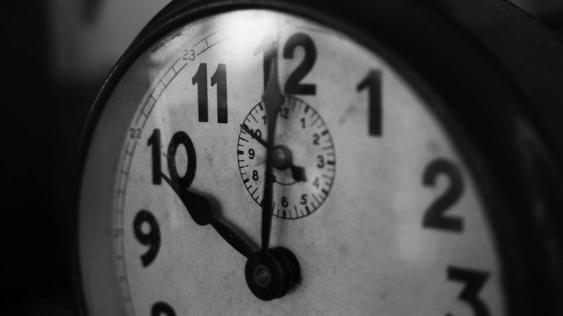a clock with the big hand at 12 and little hand at 10, 10 oclock at night 4k