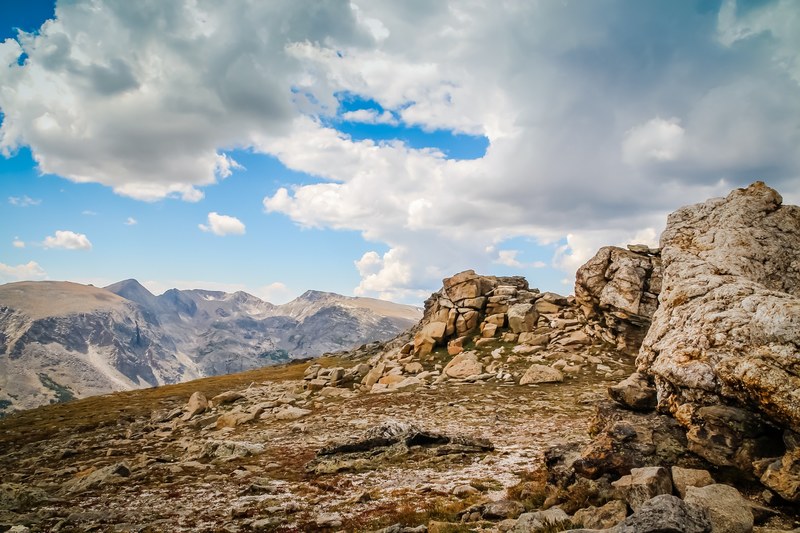a dry mountainous landscape with rock outcroppings, dry rocky landscape 4k