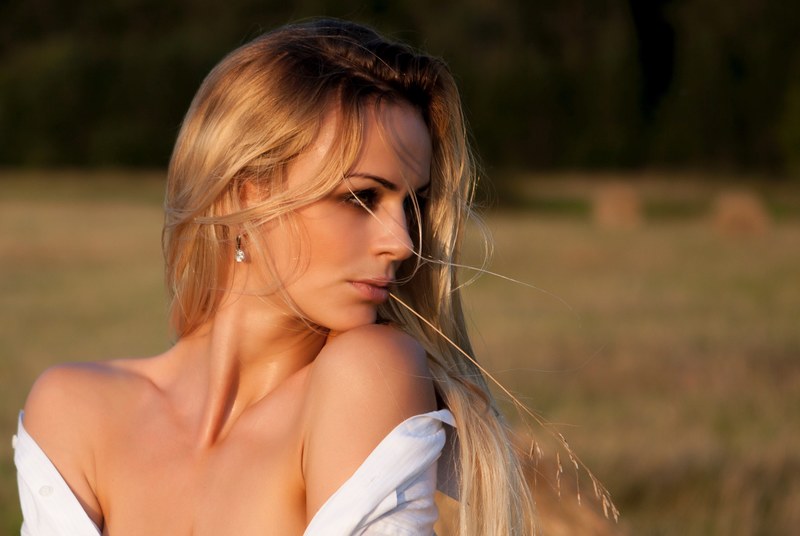 woman wearing an off the shoulder shirt looking away, shirt model 4k