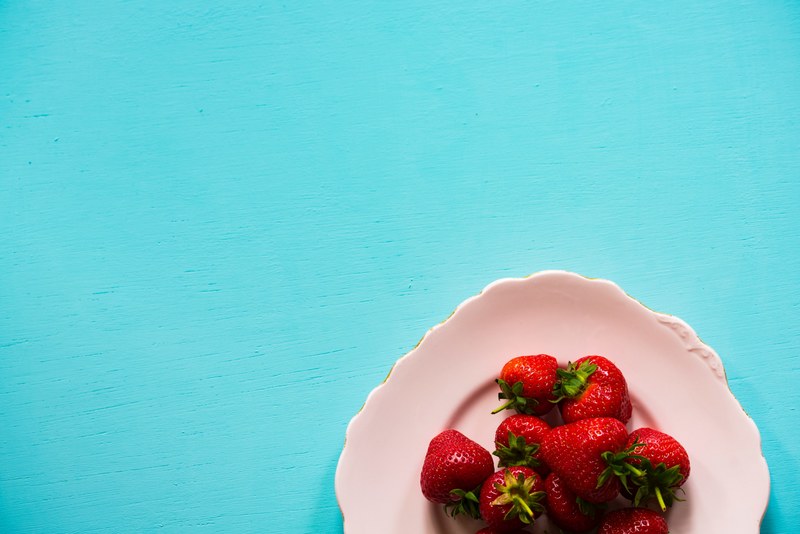 strawberry table top fruit and plate 4k