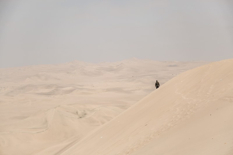 hiking alone through the hot sandy desert of huacachina, long and far 4k