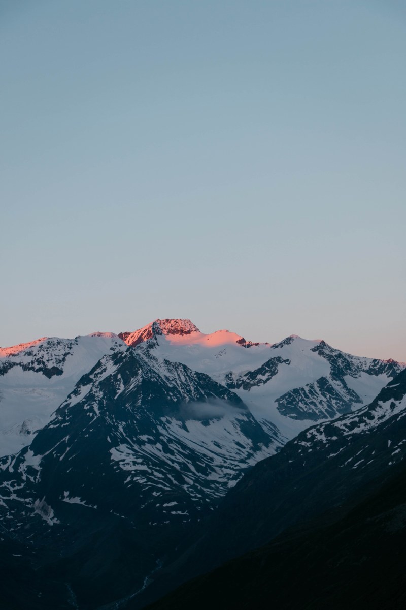red light falling on a snowy mountain ridge during sunset, sunset ridge 4k