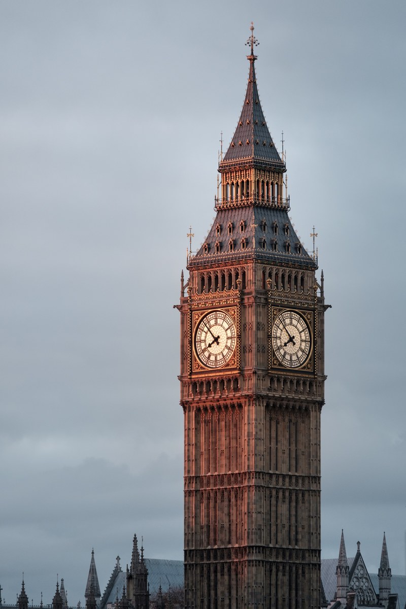 big ben clock tower in the early light of morning with the sun shining on the clock face, big ben in the morning 4k