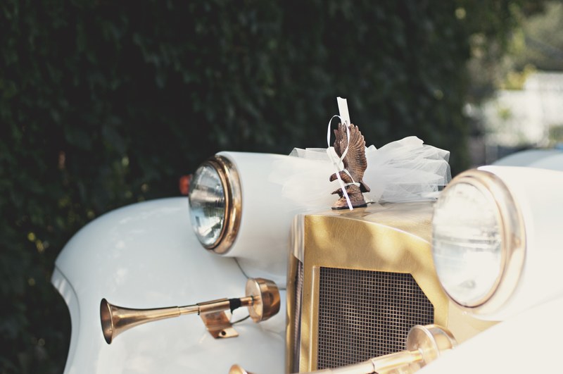 close up of white gold retro rolls royce car on sunny wedding day, white rolls royce grille 4k