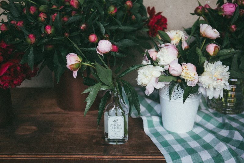 ikea decor vase and table 4k