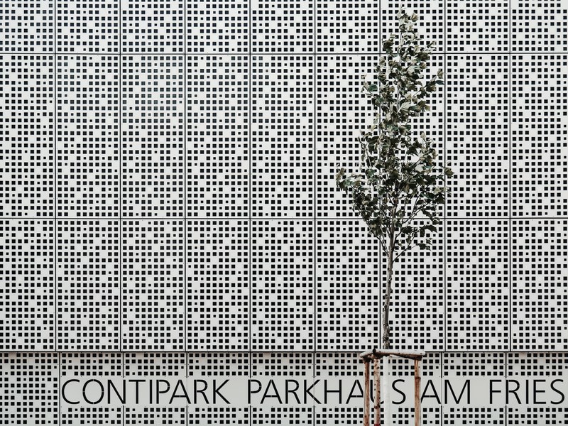 a black and white dotted pattern on a wall in cologne, black dots on a white wall 4k