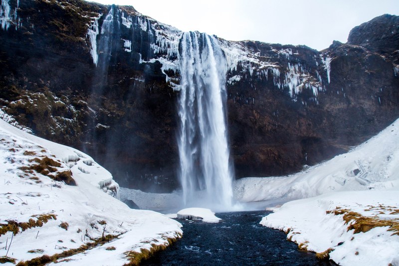 snow covered mountains with a waterfall connected to a lake, _snow covered mountains next to lake 4k