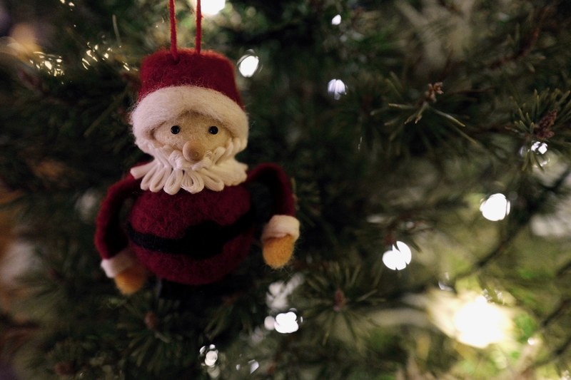 santa on the tree 4k