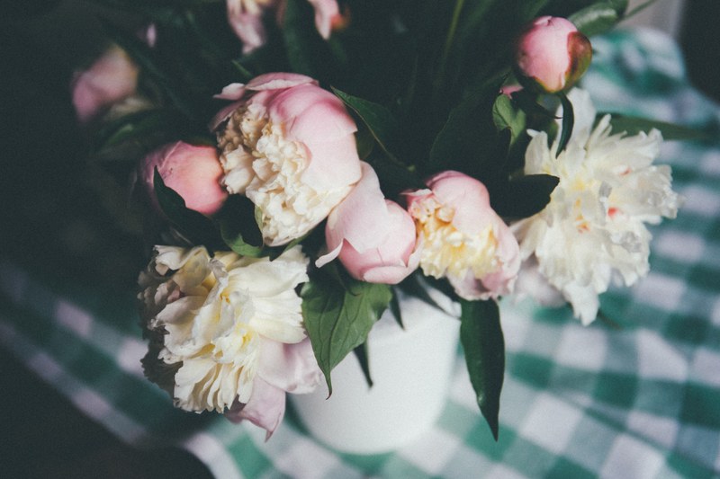 floral arrangement of white peonies in a flower vase, peony bouquet 4k