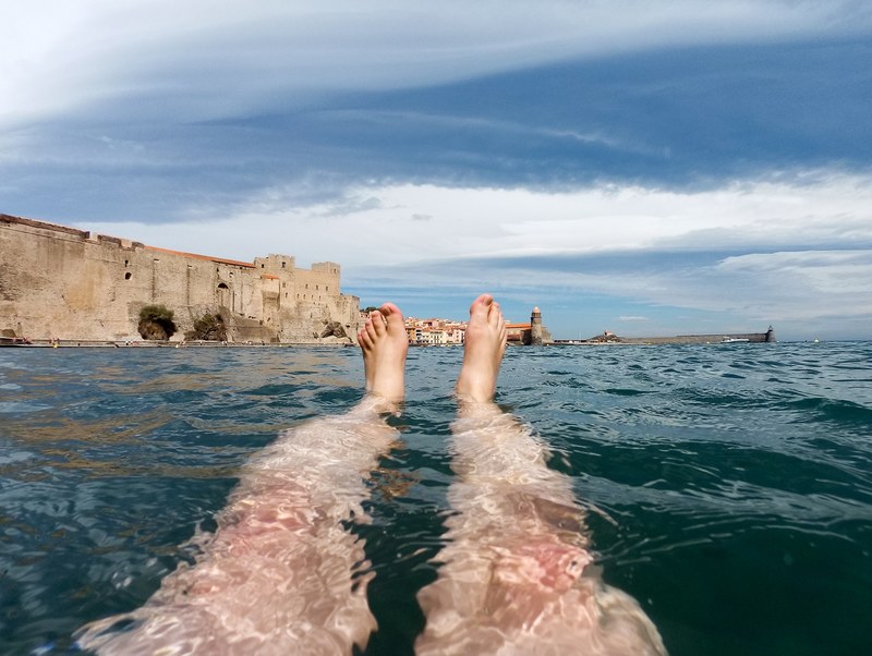 mediterranean water sea and feet 4k