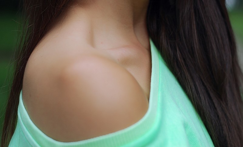 woman wearing an off the shoulder sweater exposing her collar bone, sollarbone 4k