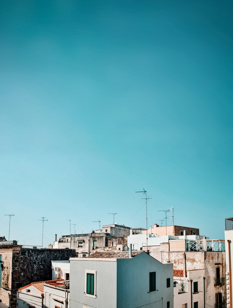 house pointing to each other 4k
