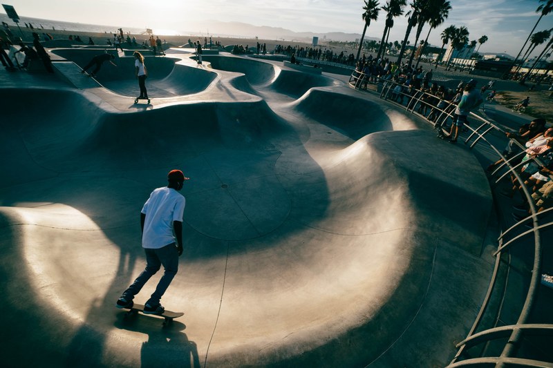man skateboarding in venice skate park during sunset, skateboarding sunset venice 4k