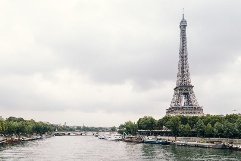 the eiffel tower in paris overlooking the seine river on a cloudy day, eiffel tower beside seine 4k