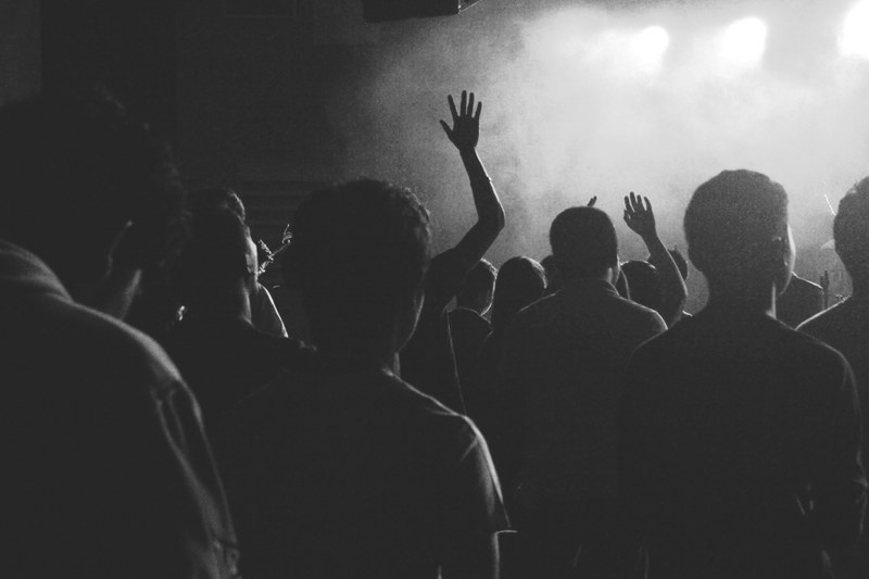 a crowd at a concert, concert crowd 4k
