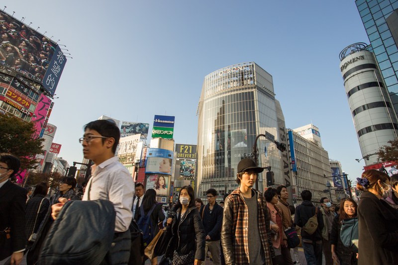pedestrians on a bustling street in japan, busy japanese sidewalk 4k