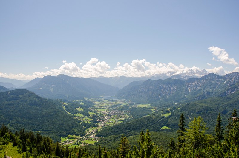 a picturesque town in a mountain valley, bad goisern mountain town 4k