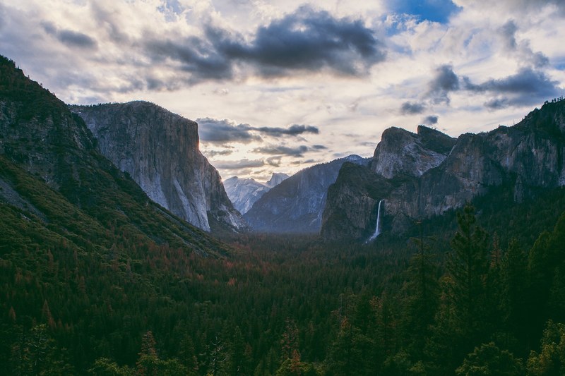 a picturesque view of the granite summits and waterfalls in yosemite valley, tunnel view on a cloudy afternoon 4k