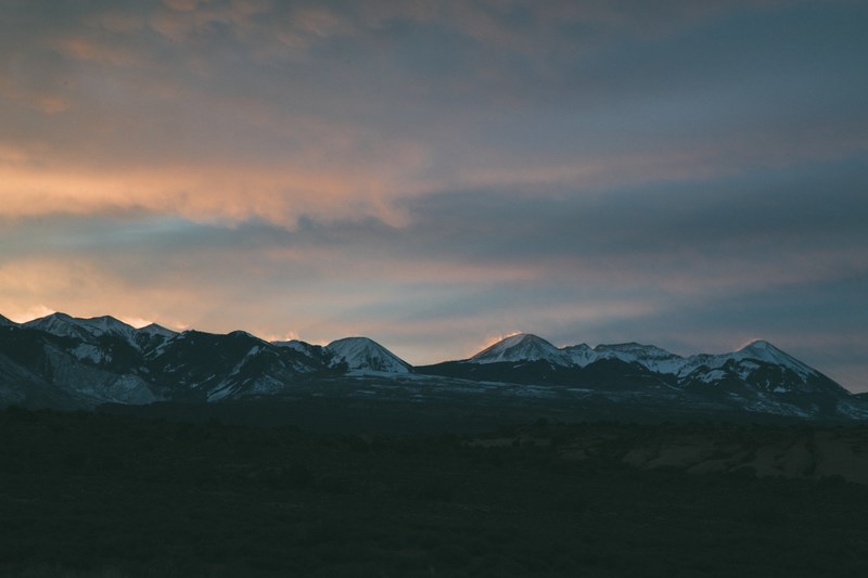 thick clouds gather over snowy mountains as the evening sets in, cloudy mountains 4k