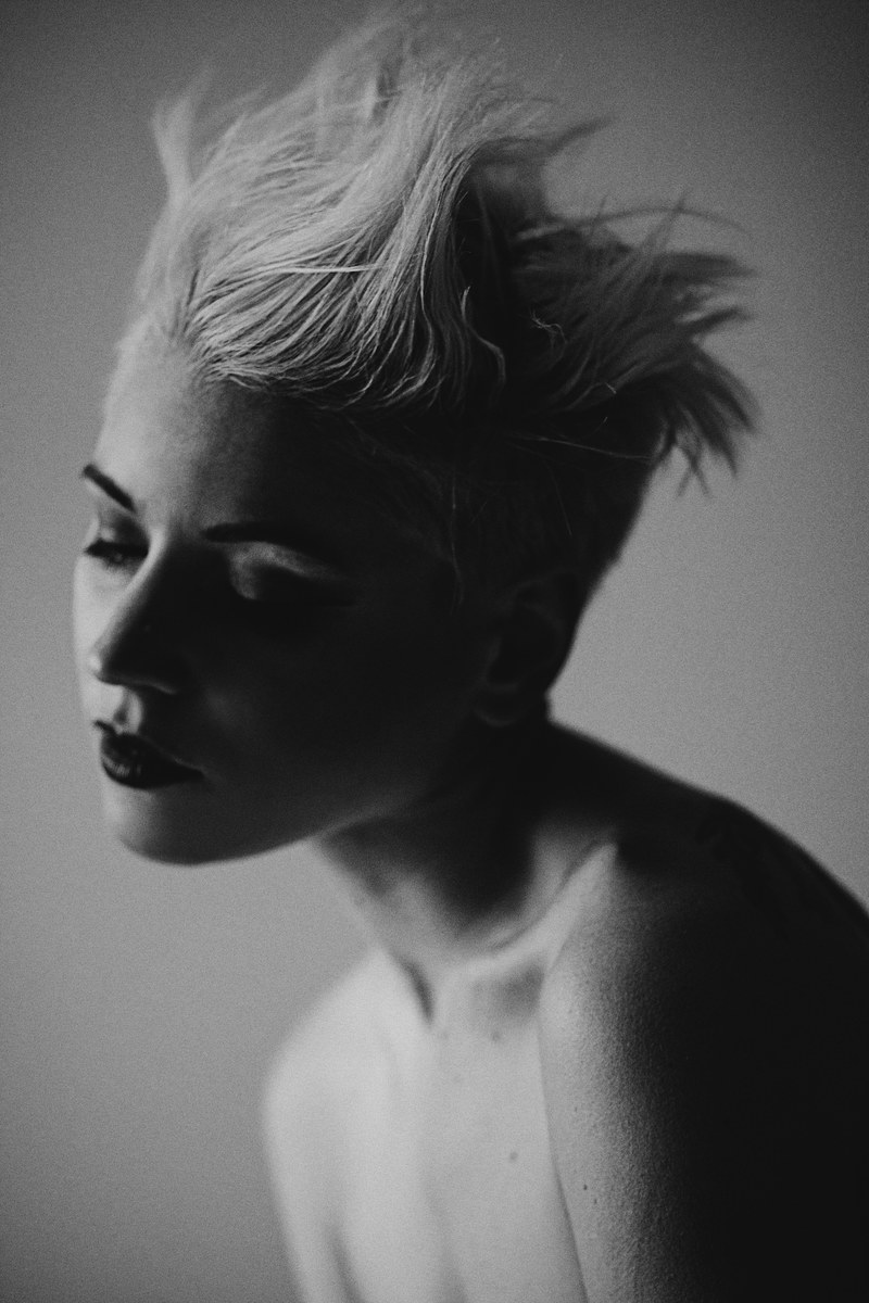 black and white shot shot of shirtless woman with short blonde spiked hair, woman with spiked blonde hair 4k