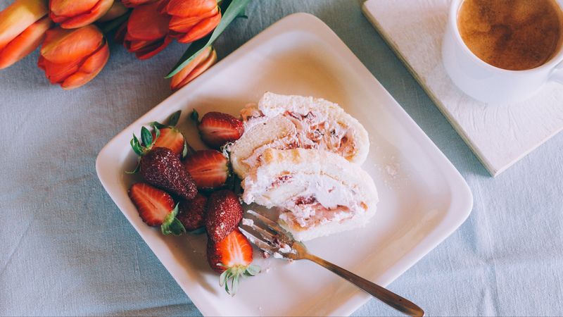 roll filled, strawberry, dessert, tulips, 4k