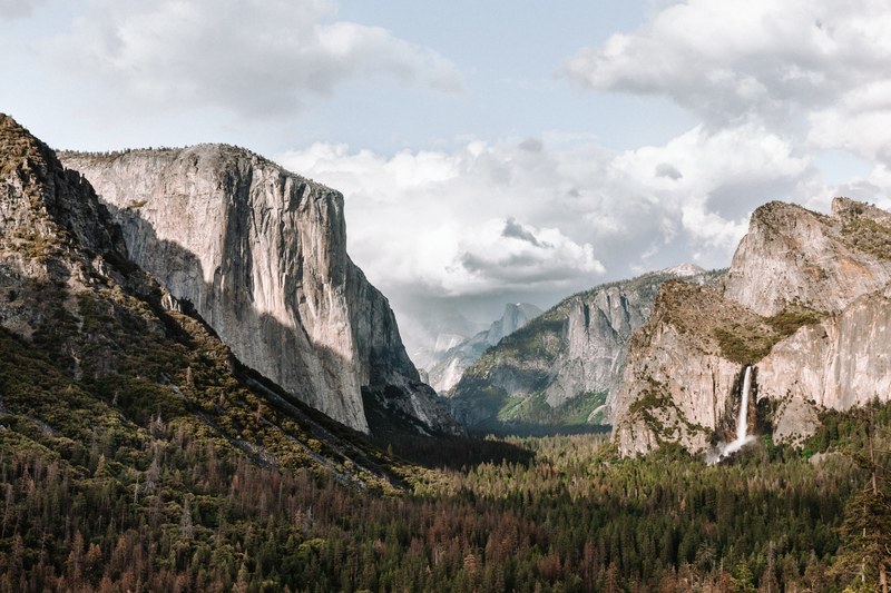 a picturesque landscape view of yosemite valley under dense clouds, yosemite 4k