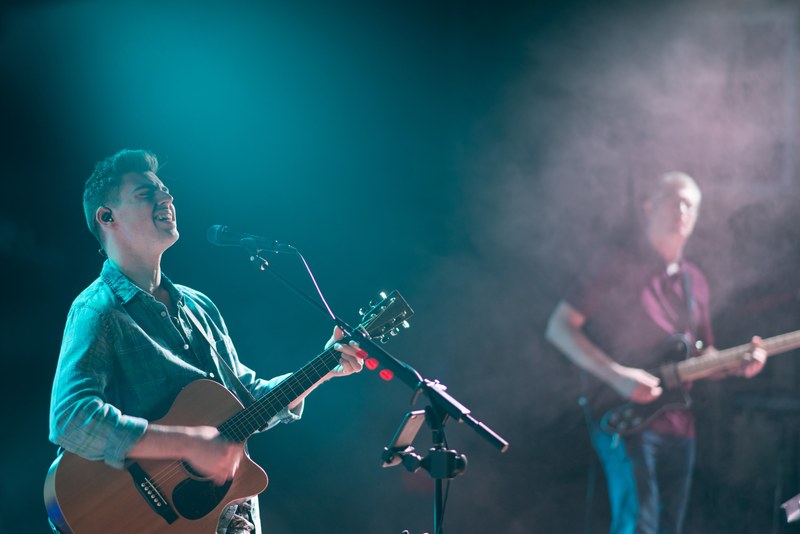 man singer guitar and band 4k