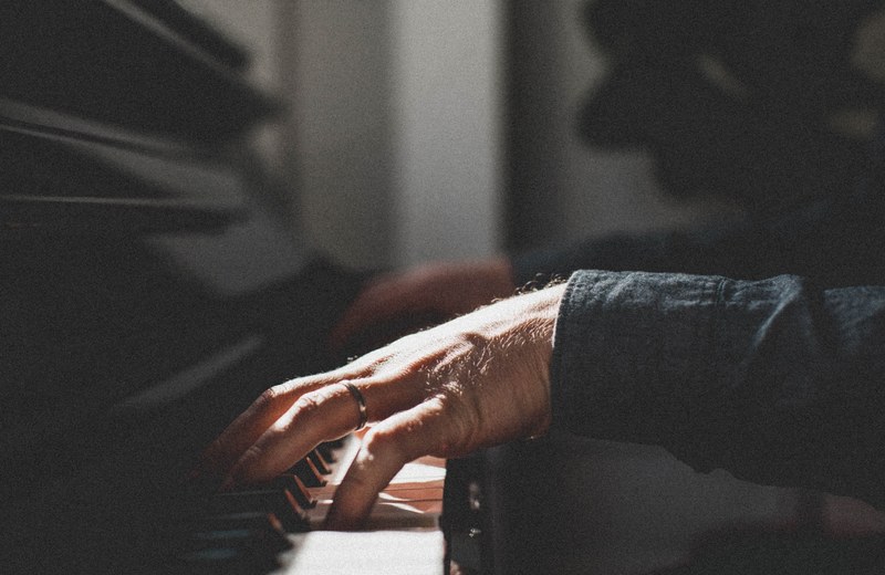a grainy shot of a pianists hands on the keyboard, fuzzy pianist hands 4k