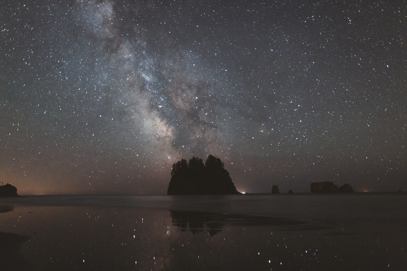 view of the night sky filled with stars and galaxies reflected in the water at second beach, milky way over the olympic coast 4k