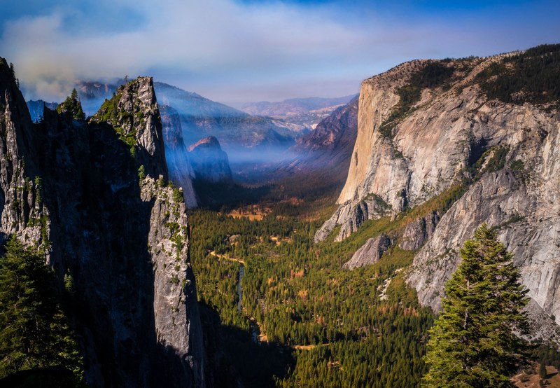a high view of the high cliffs and the wooded bottom in yosemite valley, peaceful landscape in yosemite 4k
