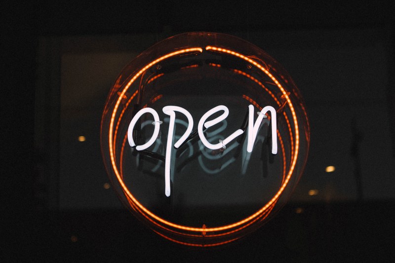 a round open neon in white and red, round open neon 4k