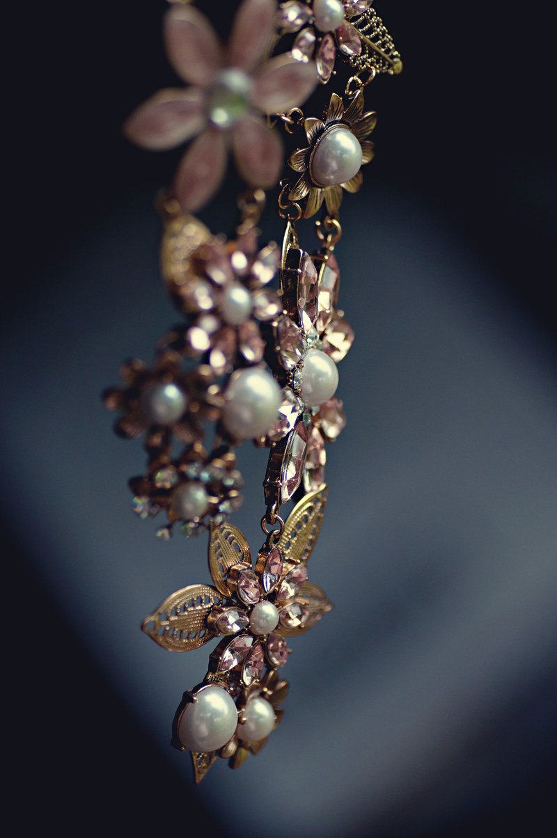 a piece of dangling pearl and flowers jewelry, _pearl floral jewelry 4k