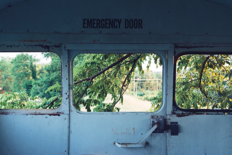 looking out the window of the emergency exit door of an old school bus, _emergency exit door bus 4k