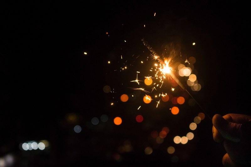 a person holding a sparkler in mumbai, mumbai sparkler 4k