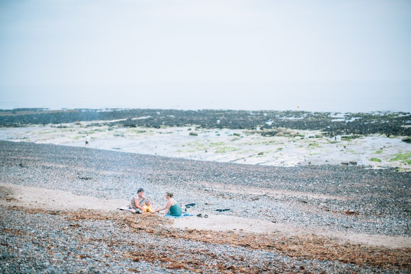 picnic couple beach and stone 4k