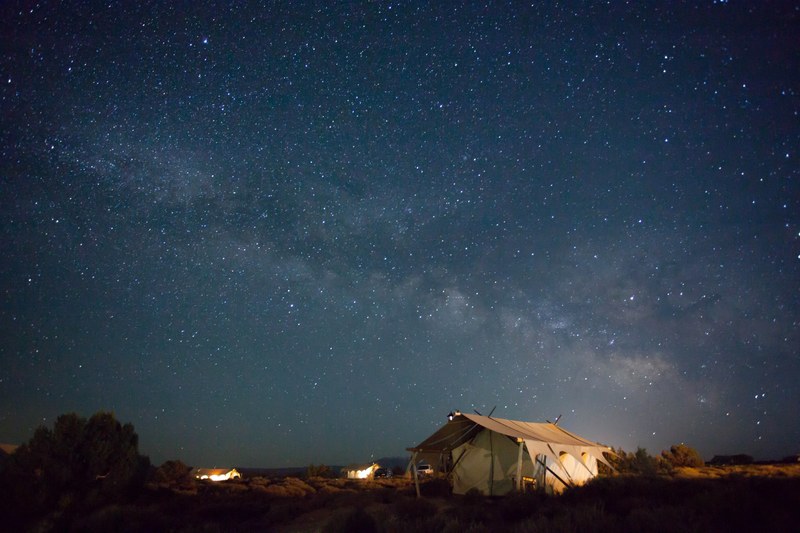 the milky way at canvas under moab 4k