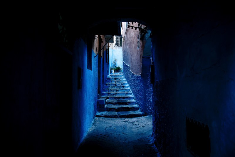 a small blue staircase at end of tunnel leading towards light, tunnel passageway passage and blue 4k