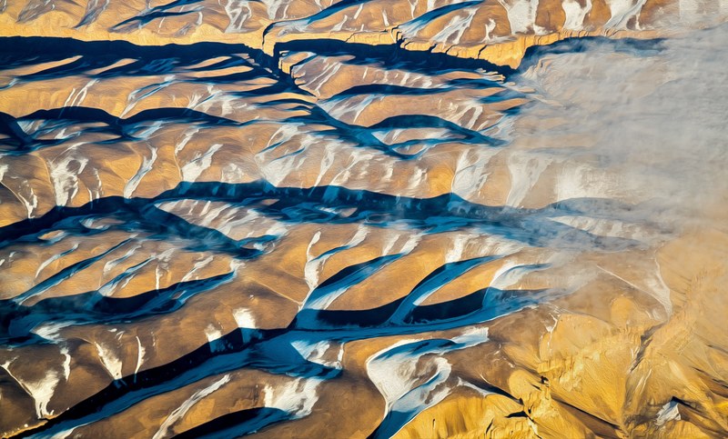 wavy patterns through the sandy terrain of a desert in afghanistan, afghanistan 4k