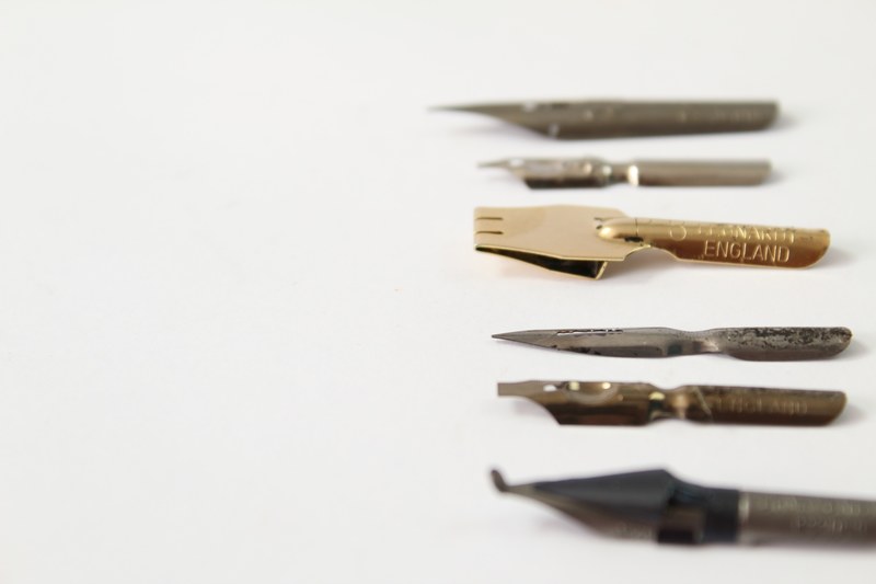 calligraphy white space gold and nib 4k