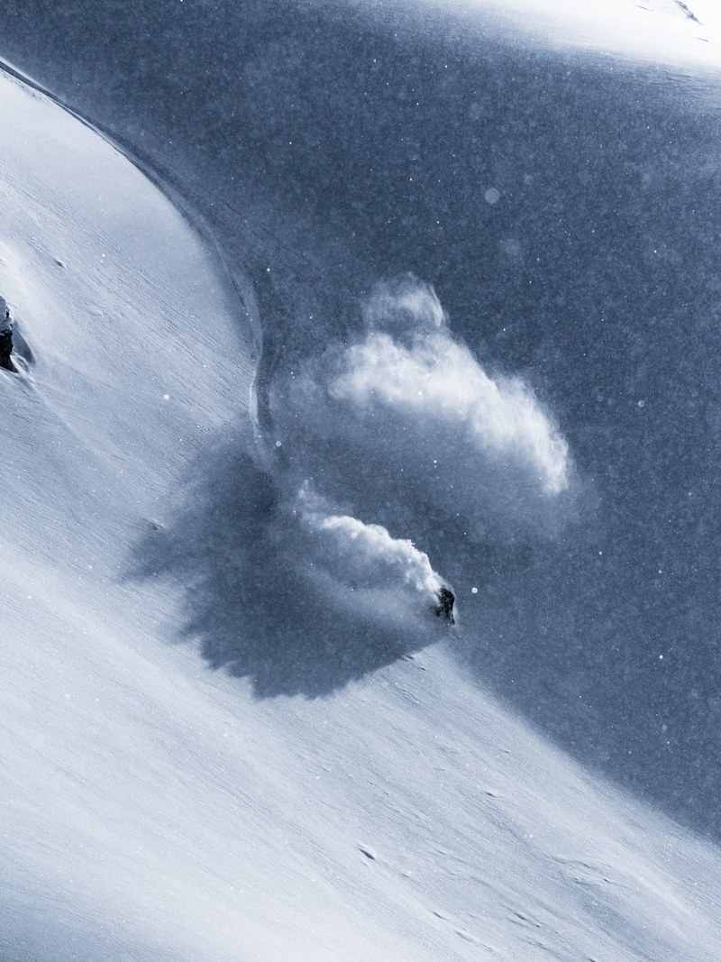 skiing down a snow hill at the hintertuxer gletscher glaciers, drawing the shadow line 4k