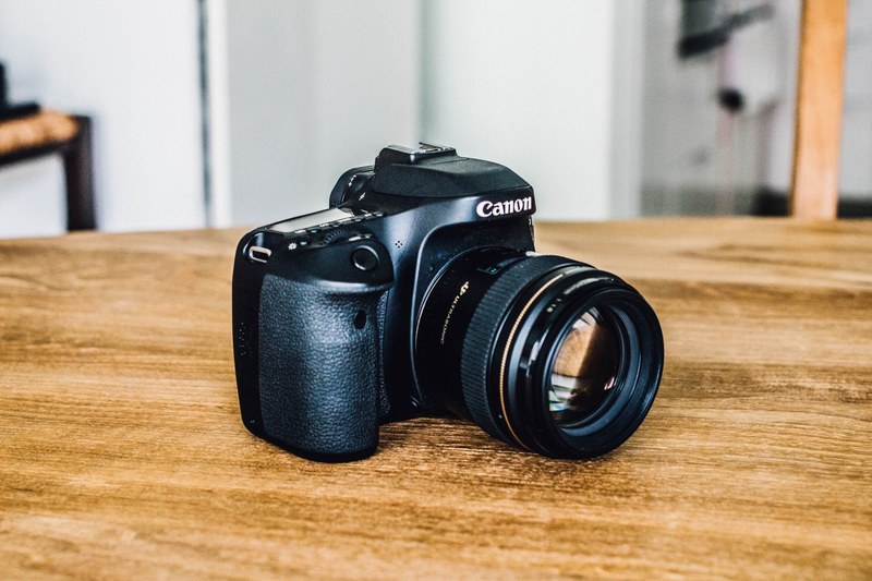 black canon dslr camera on wooden surface, canon camera 4k