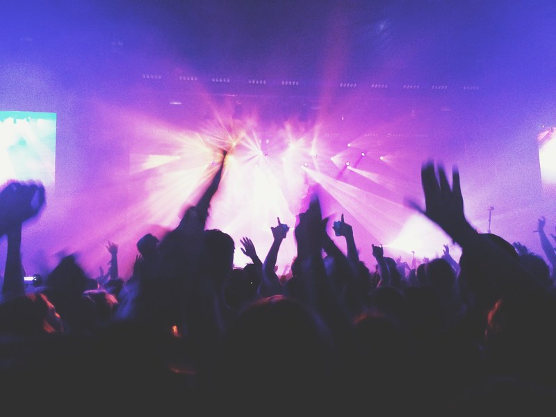 concert crowd hand and smoke 4k