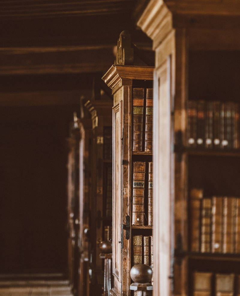 library in wells cathedral 4k