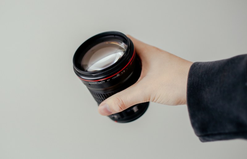 lens hand holding and hold 4k
