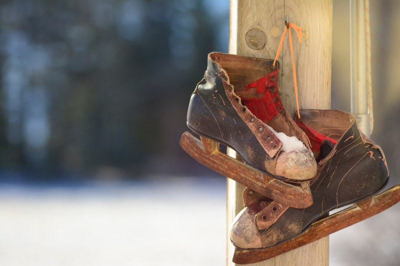 an old small sized ice skating shoe with wooden skates under it in whitney, _small ice skates from the 50s 4k